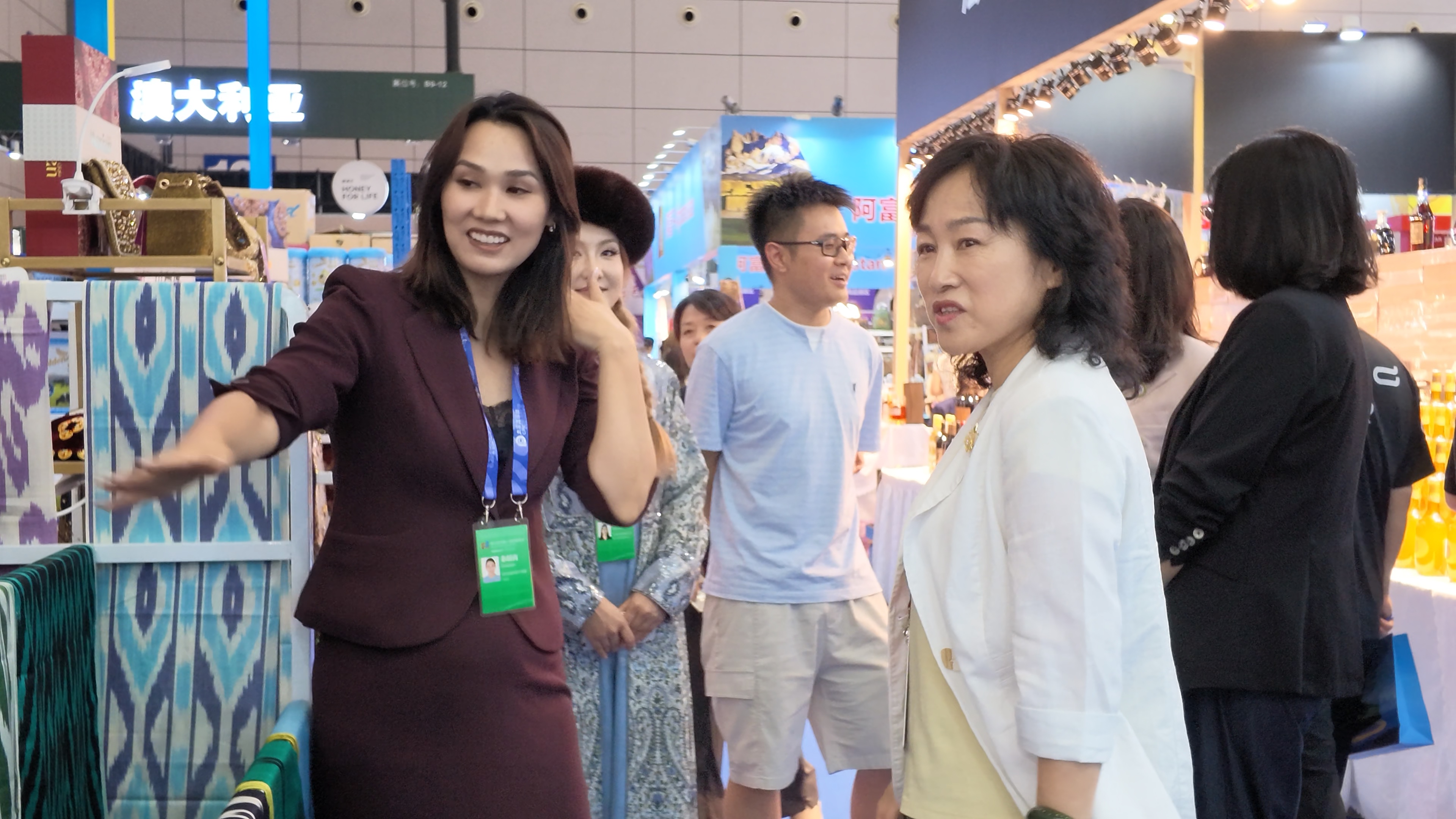 侨聚亚欧 联通内外｜新疆国际侨商会特装亮相第九届中国—亚欧博览会首日人气爆棚 双向互通搭建跨境经贸新桥梁